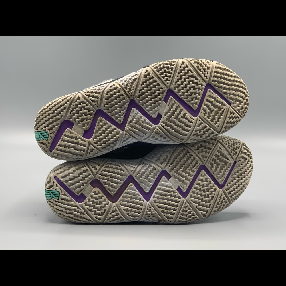 Nike Kyrie 4 PS Black/White AA2898-002 - Picture 5 of 6